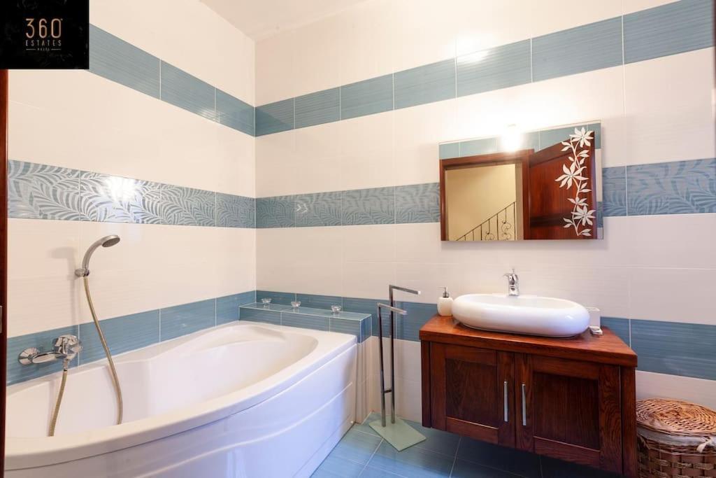 Beautiful, Typical Maltese 4Br Home With Roof Top By 360 Estates スリーマ エクステリア 写真