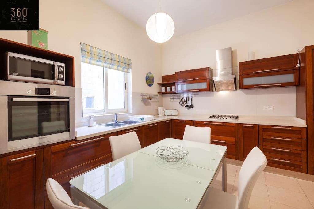 Beautiful, Typical Maltese 4Br Home With Roof Top By 360 Estates スリーマ エクステリア 写真