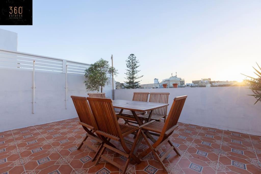 Beautiful, Typical Maltese 4Br Home With Roof Top By 360 Estates スリーマ エクステリア 写真
