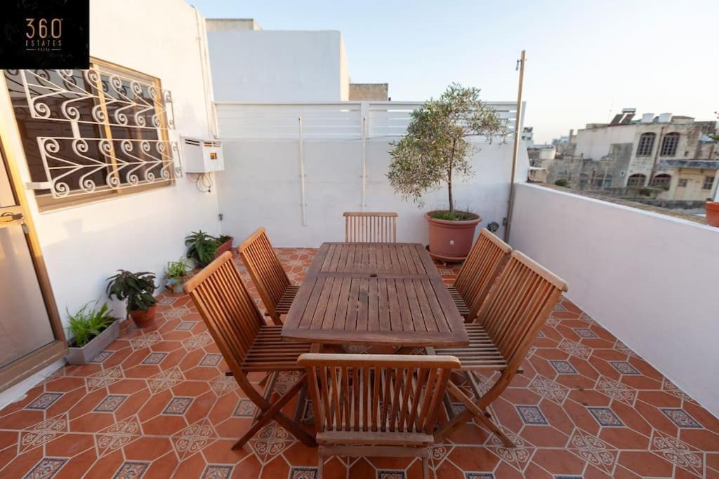 Beautiful, Typical Maltese 4Br Home With Roof Top By 360 Estates スリーマ エクステリア 写真
