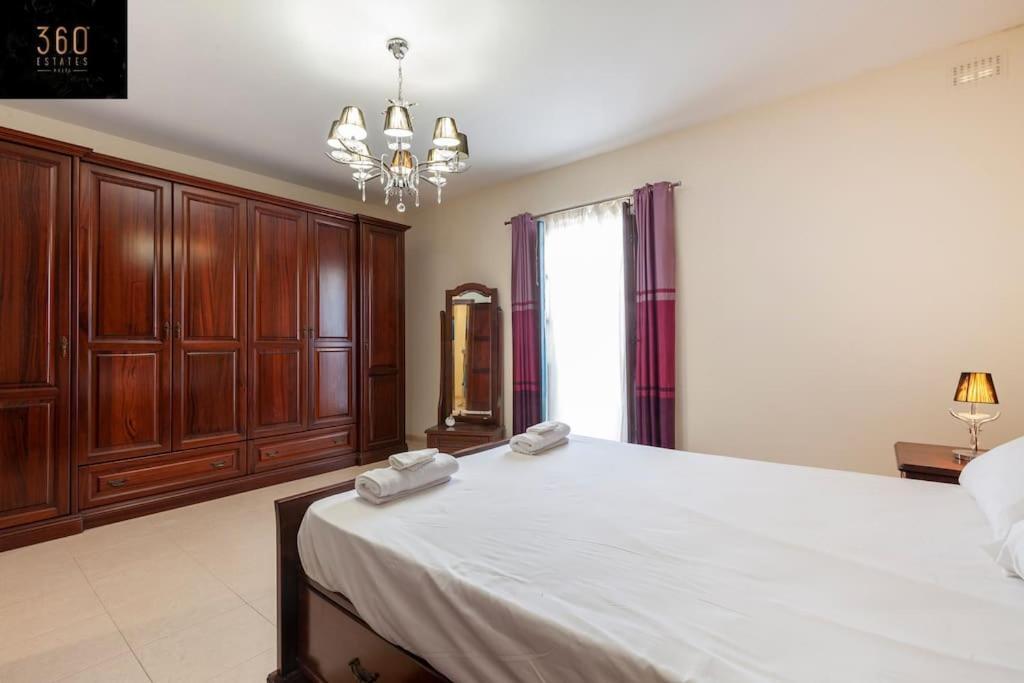 Beautiful, Typical Maltese 4Br Home With Roof Top By 360 Estates スリーマ エクステリア 写真