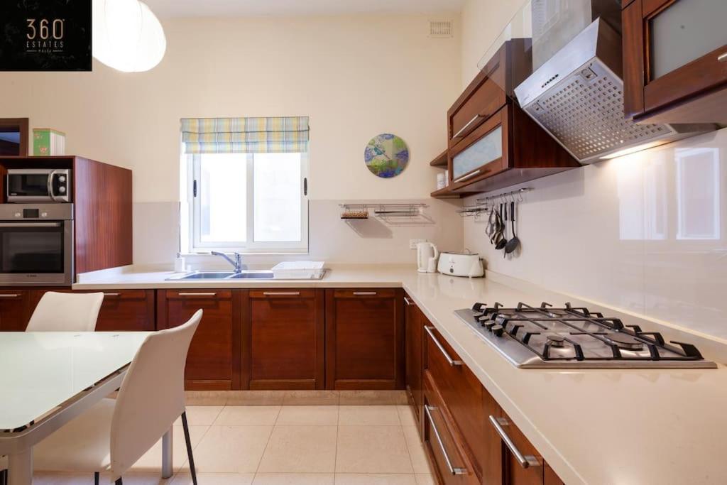 Beautiful, Typical Maltese 4Br Home With Roof Top By 360 Estates スリーマ エクステリア 写真