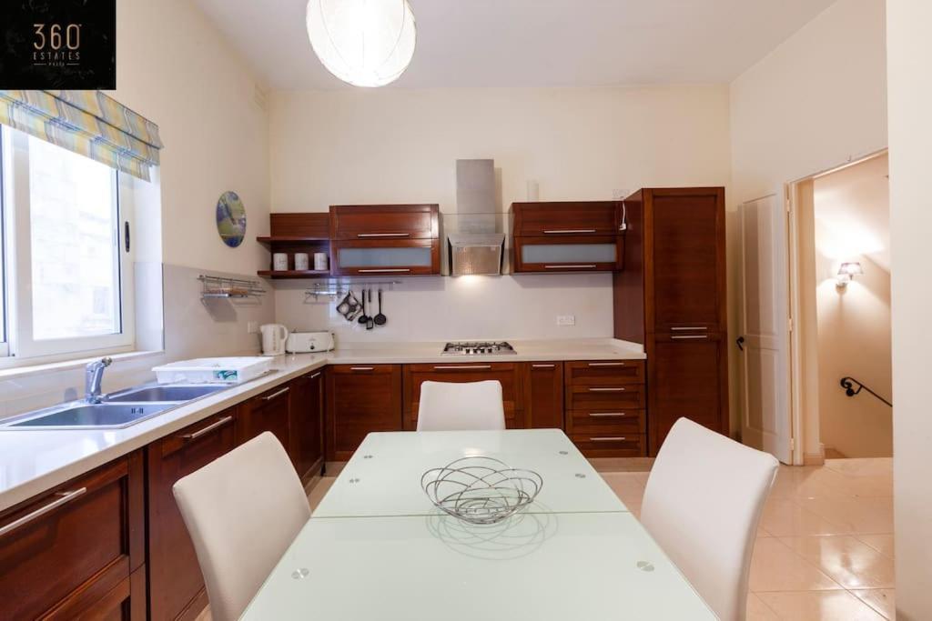 Beautiful, Typical Maltese 4Br Home With Roof Top By 360 Estates スリーマ エクステリア 写真
