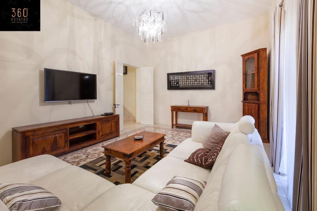 Beautiful, Typical Maltese 4Br Home With Roof Top By 360 Estates スリーマ エクステリア 写真