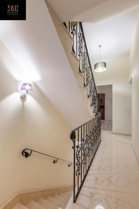 Beautiful, Typical Maltese 4Br Home With Roof Top By 360 Estates スリーマ エクステリア 写真