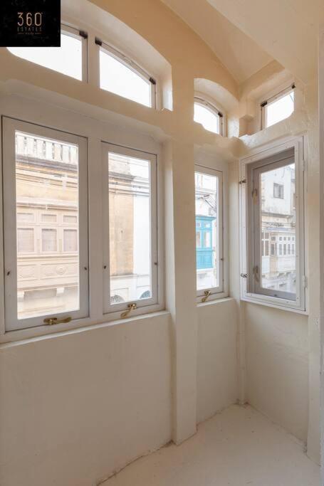Beautiful, Typical Maltese 4Br Home With Roof Top By 360 Estates スリーマ エクステリア 写真