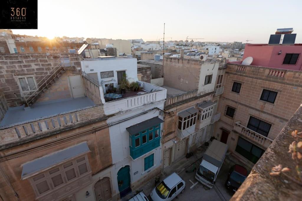 Beautiful, Typical Maltese 4Br Home With Roof Top By 360 Estates スリーマ エクステリア 写真