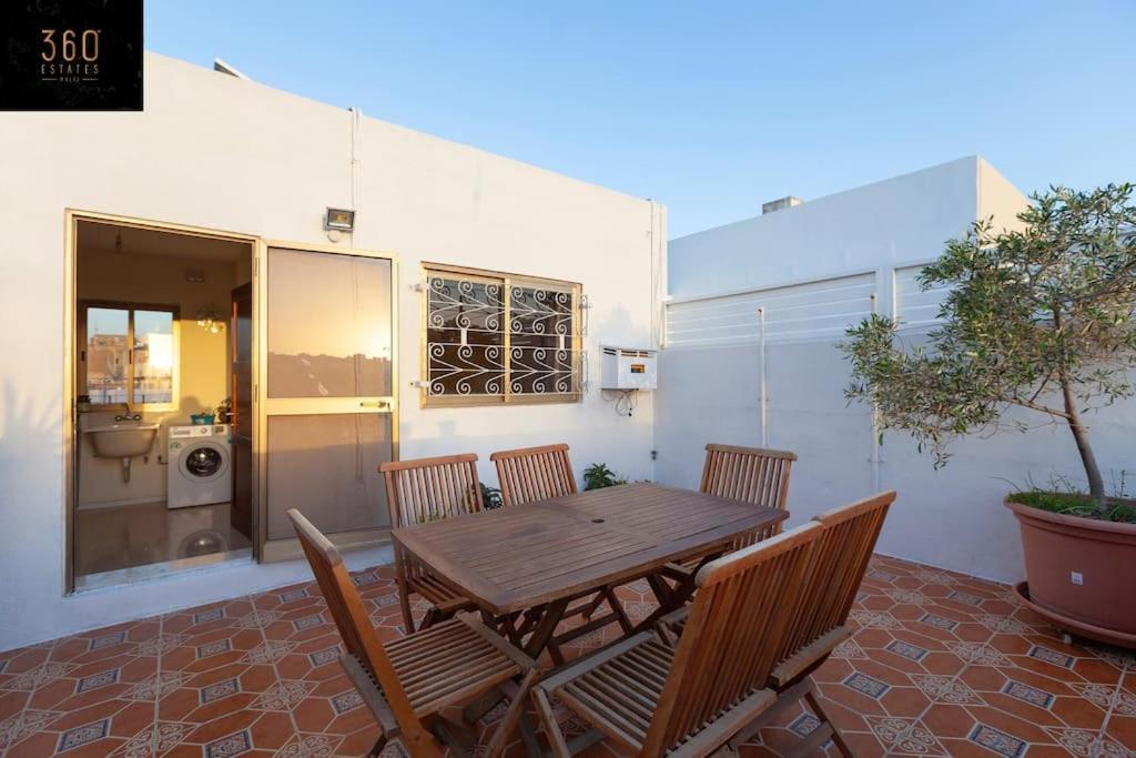 Beautiful, Typical Maltese 4Br Home With Roof Top By 360 Estates スリーマ エクステリア 写真