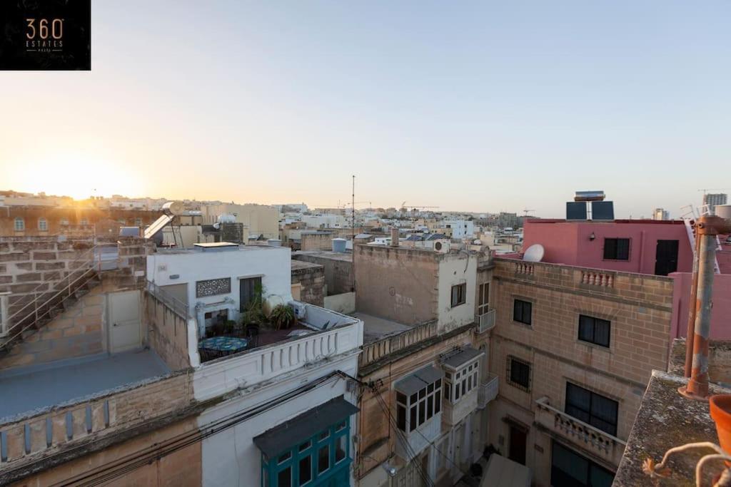 Beautiful, Typical Maltese 4Br Home With Roof Top By 360 Estates スリーマ エクステリア 写真