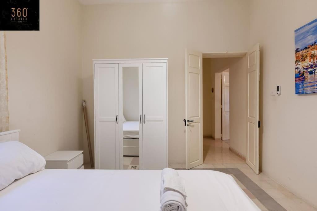Beautiful, Typical Maltese 4Br Home With Roof Top By 360 Estates スリーマ エクステリア 写真
